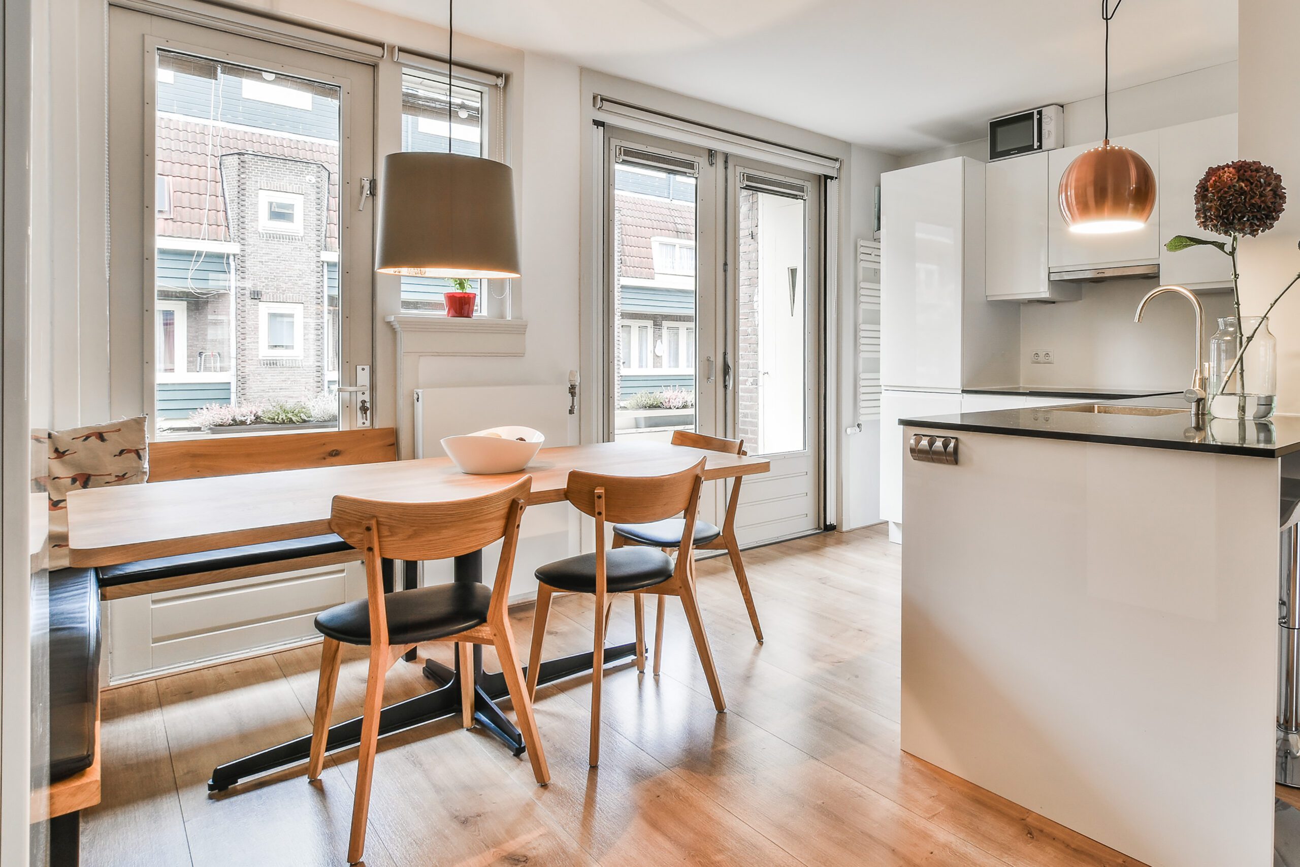 Jak meblami optycznie powiększyć małe pomieszczenia? 1 przytulna jadalnia nowoczesnego apartamentu scaled