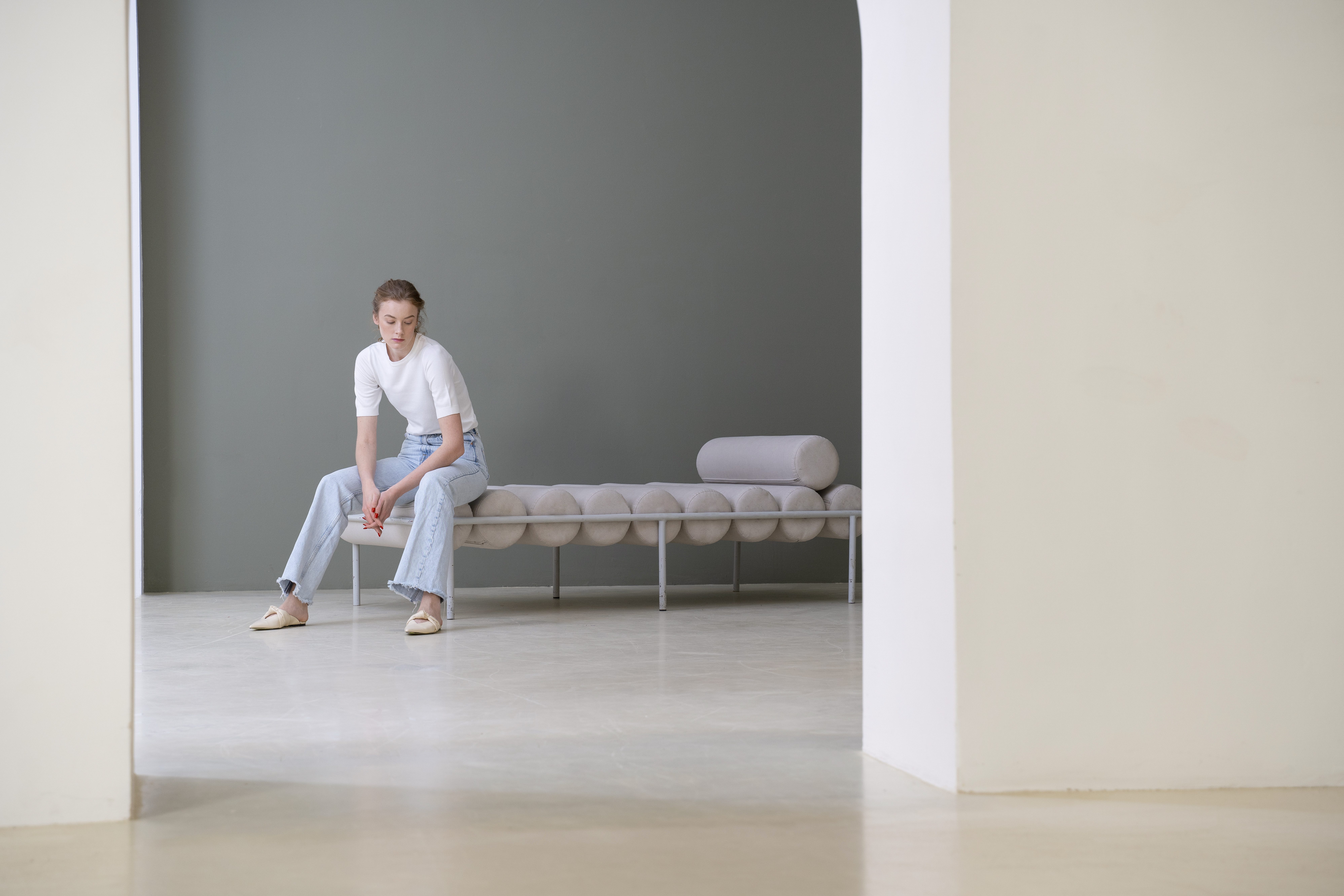 Skandynawski minimalizm czy industrialny loft? Jak określić swój styl w urządzaniu wnętrz 1 beautiful woman wearing minimalist shirt