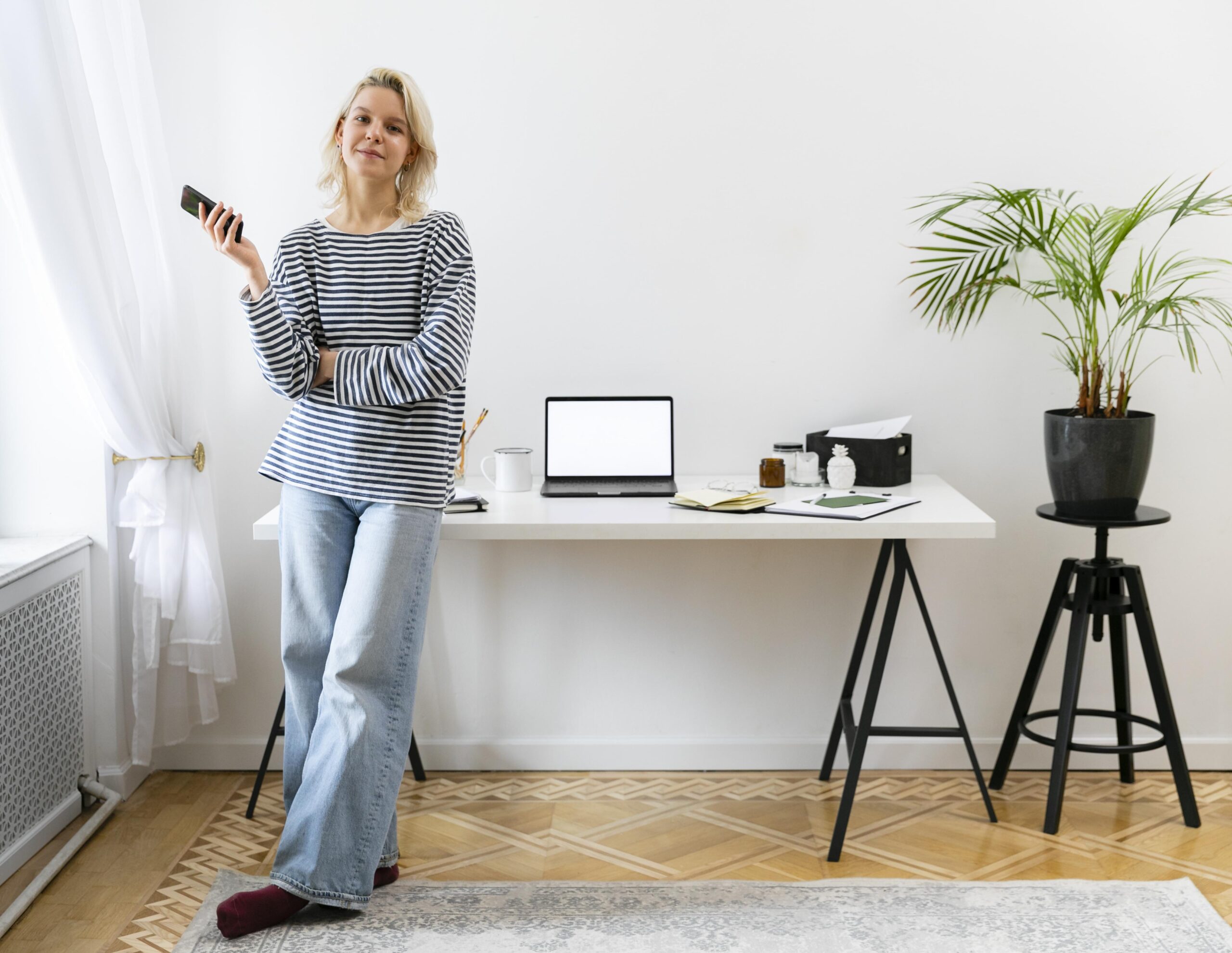 Trendy w meblowaniu home office 2025 - ergonomia i styl w domowym biurze 1 home office